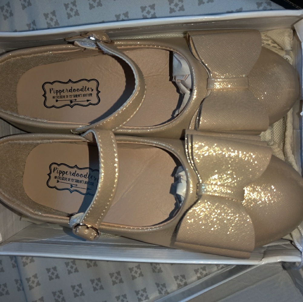 Brand New gold glitter pipperdoodles bow shoes